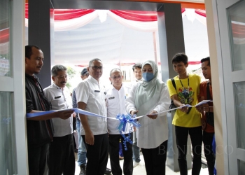 Bupati Pandeglang, Irna Narulita saat meresmikan Gedung OKP.