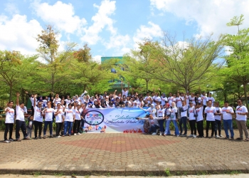 Para Alumni  SMP Negeri 1 Menes angkatan 2003, saat berfoto bersama di kegaiatan Reunian. DZIKI/BANPOS