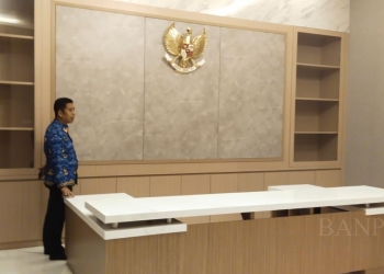LUKMAN HAPIDIN/BANTEN POS 
Kepala DPUPR Kota Cilegon Heri Mardiana saat melihat hasil renovasi interior Kantor Walikota Cilegon.