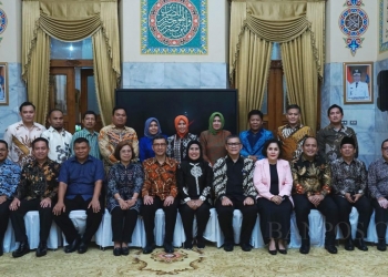 Foto bersama usai kegiatan pisah sambut Kepala Kejari Serang antara Freddy D Simanjuntak kepada Muhammad Yusfidli Adhyaksa di Pendopo Bupati Serang pada Kamis (23/2) malam.