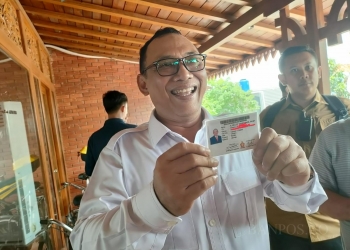 Walikota Cilegon, Helldy Agustian saat menunjukan Kartu Tanda Keanggotaan partai Gerindra, di rumah Ketua DPD Partai Gerindra Banten, Desmond J Mahesa, Kota Serang, Minggu (19/2/2023). RULIE SATRIA/BANTEN POS