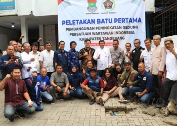 CAPTION: Sekda Kabupaten Tangerang, Moch Maesyal Rasyid bersama anggota PWI Kabupaten Tangerang usai peletakan batu pertama pembangunan peningkatan gedung PWI, Jumat (17/2). ISTIMEWA