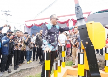 Walikota Cilegon Helldy Agustian, saat mengecek palang pintu kereta di wilayah Kota Cilegon. ISTIMEWA