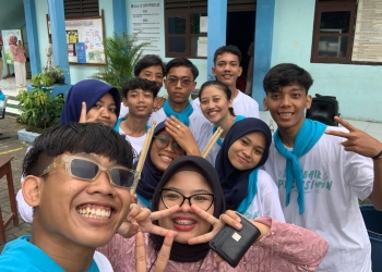 Kebersamaan Kak Butet bersama pegiat Sekolah Janji Baik.