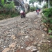 Ruas jalan kabupaten yang kondisinya sudah rusak.