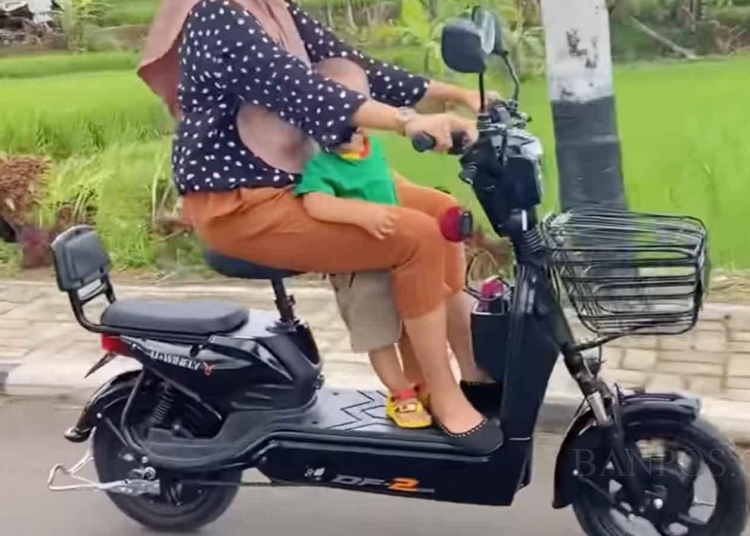 Gegara Sepeda Listrik, Jalan Bolong Dicuekin