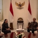 Ketua DPR RI Puan Maharani (Kiri) dan Presiden RI Joko Widodo (kanan) saat berbincang di Istana Negara, Jakarta.