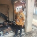 Kepala Diskoperindag Pandeglang, Suaedi Kurdiatna saat meninjau lokasi kebakaran