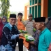 Walikota Cilegon Helldy Agustian saat memberikan bantuan paket sembako kepada masyarakat yang terdampak angin puting beliung di Kelurahan Pabean, Kamis (9/3). ISTIMEWA