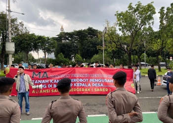 Kordinator Aksi Aliansi Santri Bergerak (Saber) Gus Imron, saat lakukan aksi unjuk rasa di depan gedung Makamah Agung, Jakarta, Kamis (2/3/2023). ISTIMEWA