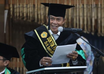 Walikota Serang, Syafrudin, saat menjalani sidang terbuka Program Doktoral di Auditorium Multimedia Untirta Sindangsari, Rabu (14/3).