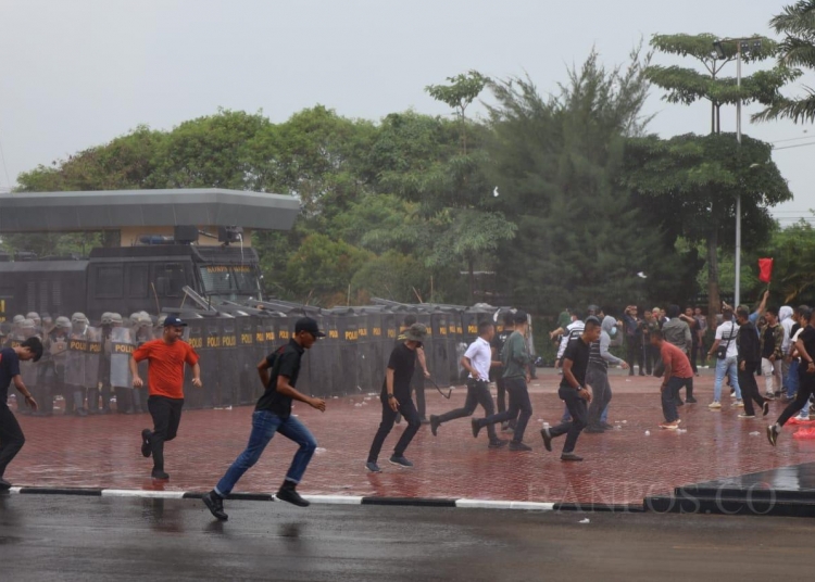 Puluhan Orang Buat Rusuh di Mapolda Banten