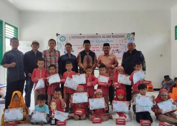 Ketua Yayasan Semesta Alam Madani (Yasalam) Serang, Dail Ma'ruf (kiri) saat foro bersama dalam rangkaian kegiatan Tarhib Ramadan, Kamis (16/3).