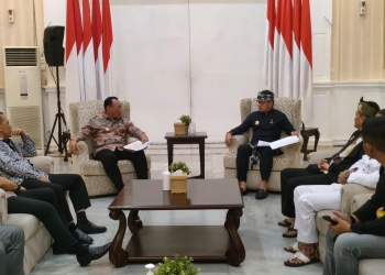 Walikota Cilegon Helldy Agustian beserta rombongan, saat lakukan pertemuan dengan Walikota Bogor Bima Arya yang juga sekaligus menjabat Ketua Dewan Pengurus Asosiasi Pemerintah Kota Seluruh Indonesia (Apeksi), di kantor Balaikota Bogor, Kamis (30/3). Pertemuan tersebut dalam rangka koordinasi persiapan pelaksanaan kegiatan Rapat Koordinasi Komisariat Wilayah (Rakorkomwil) Apeksi Wilayah III tahun 2023, yang akan dilaksanakan di Kota Cilegon, pada 14-15 Mei mendatang. (RULIE SATRIA/BANTEN POS)