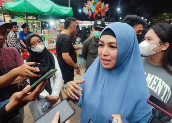 Ngabuburit di Wisata Kuliner Masjid Agung, Arfina Rustandi Kampanyekan Pengurangan Kantong Plastik