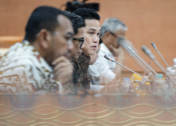 Menteri BUMN Erick Thohir (tengah) mengikuti rapat kerja dengan Komisi VI DPR di Kompleks Parlemen, Senayan, Jakarta, Senin (20/3/2023). (Foto: Antara).