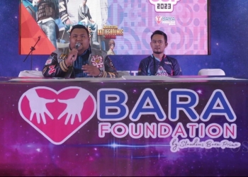 Founder Bara Foundation, Standius Bara Prima (kiri) dalam kegiatan pembukaan lomba e-sport di GOR Ciceri, Kota Serang, Sabtu (11/3).