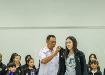 Ketua Pengprov Federasi Ice Skating Indonesia (FISI) DKI Jakarta, Hendri Yanto Handoyo (kiri) bersama Atlet Ice Skating yang akan berlaga di Kejurnas INFSC 2023, Minggu (12/3).