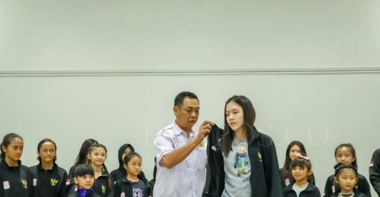 Ketua Pengprov Federasi Ice Skating Indonesia (FISI) DKI Jakarta, Hendri Yanto Handoyo (kiri) bersama Atlet Ice Skating yang akan berlaga di Kejurnas INFSC 2023, Minggu (12/3).