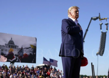 Donald Trump kampanye perdana sebagai kandidat calon Presiden Amerika Serikat dari Partai Republik di Bandara Regional Waco, Texas, 25 Maret 2023. (Foto AP /Nathan Howard)