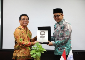 Dirjen Pajak Roy Suryo (kanan) saat memberikan cinderamata kepada Ketua PGI Pdt. Gomar Gultom, di di Kantor Pusat PGI di kawasan Salemba, Jakarta Pusat.