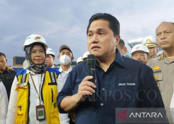 Ketua Umum PSSI, Erick Tohir, saat mengunjungi Stadion Si Jalak Harupat, Kabupaten Bandung, Jawa Barat, Sabtu (11/3).