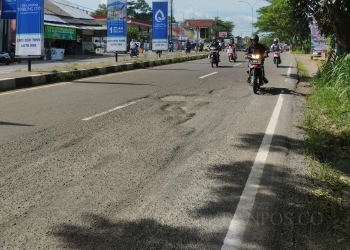 Kondisi Jalan Raya Serang-Pandeglang yang berlubang, bahayakan pengguna jalan, Senin (6/3).