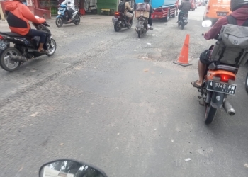 Kondisi Jalan Raya Serang-Jakarta yang berlubang dan membahayakan pengguna jalan, Senin (6/3).