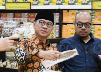 Wakil Ketua MPR Yandri Susanto mengunjungi Toko Bandeng Juwana saat melakukan kunjungan kerja di Surabaya, Jawa Timur, Minggu (26/3). (Foto: Istimewa)