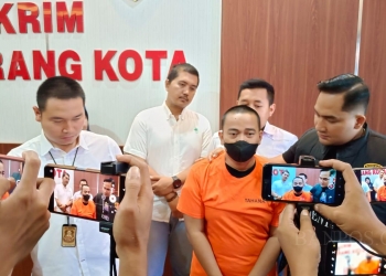 Tersangka suntik mati Kades Curug Goong, Kecamatan Padarincang Kabupaten Serang, Mantri S dalam Konferensi Pers di Polresta Serang Kota, Selasa (28/3).