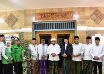 Memasuki bulan suci Ramadan, Plt Ketua Umum Partai Persatuan Pembangunan (PPP) Muhamad Mardiono bersilaturahmi kepada Pengasuh Pondok Pesantren (Ponpes) Salafiyah Syafiiyah Sukorejo Situbondo, KHR Ach Azaim Ibrahimy. (Foto: IstP