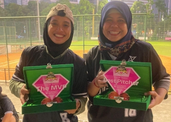 Atlet softball Banten, Mila Ayu Haryanti (kiri) peraih Most Valuable Player (MVP) dalam ajang perlombaan tingkat internasional.