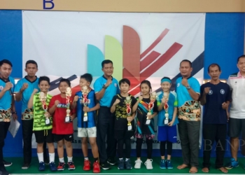 Para siswa SD mengikuti kompetisi Olimpiade Olahraga Siswa Nasional (O2SN) cabang bulutangkis tingkat Kecamatan Serang di GOR Firdaus, Kota Serang.