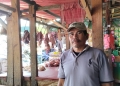 Pedagang Daging di Pasar Induk Rau, Arfani, saat ditemui BANPOS, Jumat (3/3).