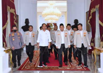 Presiden Jokowi didampingi Kapolri Jenderal Listyo Sigit Prabowo saat menerima kunjungan perwakilan PP Pemuda Muhammadiyah, Senin (27/03/2023), di Istana Merdeka, Jakarta. (Foto: BPMI Setpres/Rusman)