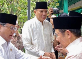 Ketua Umum Partai Gerindra Prabowo Subianto (kiri) dan Ketua Umum PKB Muhaimin Iskandar dalam pertemuan di Ponpes Bumi Shalawat, Tulangan, Sidoarjo, Jawa Timur, Minggu (12/3). Tampak mantan Wamen Pertahanan Sjafrie Sjamsoeddin (tengah) turut serta. (Foto: Istimewa)