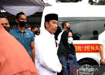 Presiden Joko Widodo saat melepas Jenazah Koesni Harningsih Moeldoko di rumah duka, Minggu (12/3).