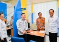 Presiden RI Joko Widodo saat meninjau Kantor Pelayanan Pajak Pratama Surakarta, Jakarta pada Kamis (9/3).