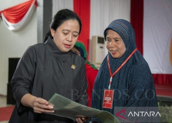 Ketua DPR RI, Puan Maharani (kiri).