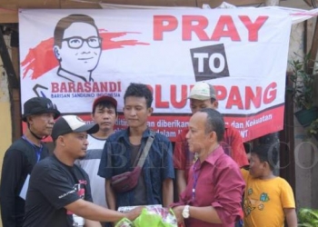 Relawan Sandi Uno mendatangi korban kebakaran depo Plumpang Pertamina, Jakarta Utara, Senin (13/3). Kedatangan relawan yang terdiri dari Bara Sandi, Ok Oce Kemanusiaan, YAMSA dan Fafi Peduli ini dalam rangka memberikan bantuan berupa sandang dan pangan kepada para korban. (Foto: Ist)
A+ A-