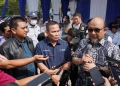 Wakil Ketua Satgassus Pencegahan Korupsi Polri, Novel Baswedan, dalam kegiatan ekspose dan pemusnahan barang hasil pengawasan terhadap pakaian bekas, tas bekas dan sepatu bekas impor di Terminal Tipe A Bandar Raya Payung Sekaki Pekanbaru, Riau.