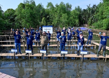 Tugu Insurance dan YKAN Tanam 100 Mangrove di SM Muara Angke