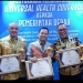 Walikota Cilegon Helldy Agustian (kanan), Walikota Tangerang Arief Rachadiono Wismansyah (tengah) dan Bupati Kabupaten Tangerang Bupati Kabupaten Tangerang Ahmed Zaki Iskandar, saat menerima penghargaan, Selasa (14/3).