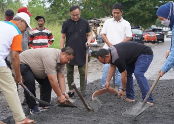 Walikota Cilegon Helldy Agustian saat melakukan pengawasan dengan memastikan jalannya percepatan perbaikan JLS, Sabtu (1/3). ISTIMEWA