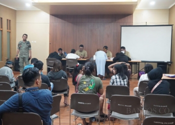 Sejumlah Pekerja Seks Komersial (PSK), saat diamankan guna dilakukan pendataan. ISTIMEWA