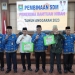 Walikota Cilegon Helldy Agustian beserta jajaran Pemerintahan Kota Cilegon, saat berfoto bersama Penerima Dana Hibah Lembaga Keagamaan Tahun Anggaran 2023, di Aula Setda II Kota Cilegon, Senin (17/4). ISTIMEWA