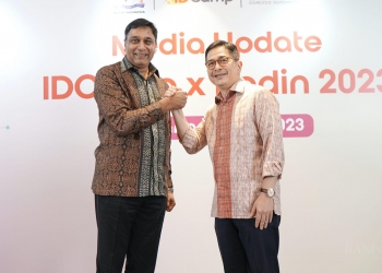 President Director and CEO Indosat Ooredoo Hutchison, Vikram Sinha (kanan) bersama Ketua Umum Kadin IDCamp x Kadin Tech Challenge 2023. /istimewa