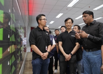 President Director & CEO Indosat Ooredoo Hutchison Vikram Sinha (ketiga dari kiri) dan Chief Technology Officer Indosat Ooredoo Hutchison  Desmond Cheung (kedua dari kiri) saat melakukan pemantauan kapasitas jaringan dan trafik pelanggan menjelang lebaran di Indosat Command Center beberapa waktu lalu.