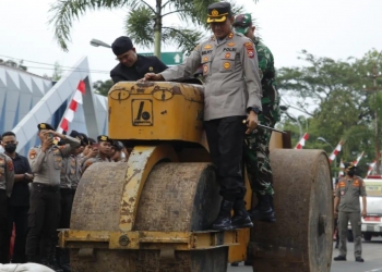 Kapolres Pandeglang, AKBP Bellny Warlansyah saat pemusnahan miras.