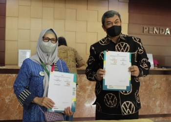 Akta kelahiran -  Direktur RS Sari Asih Ciputat, dr Anitya Irna,RD,M. Kes, beserta Kadisdukcapil Kota Tangerang Selatan, H Dedi Budiawan, kerjasama pelayanan syariah. ISTIMEWA.